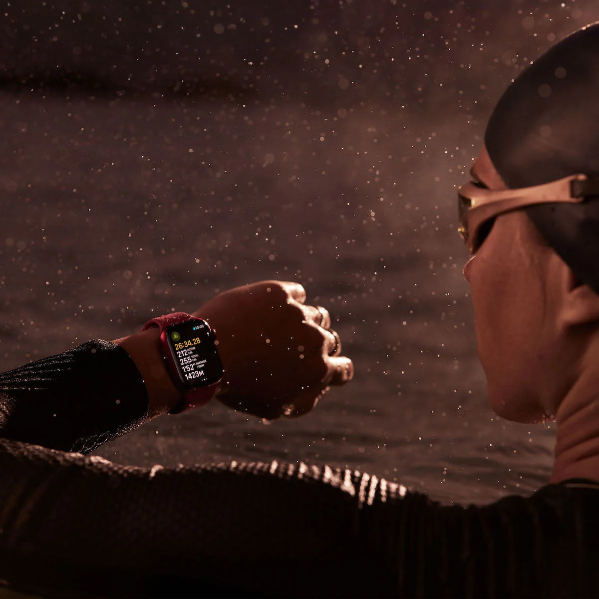 ساعة Apple Watch Series 9، GPS + Cellular، هيكل Starlight من الألومنيوم مقاس 45 مم مع حزام Starlight الرياضي