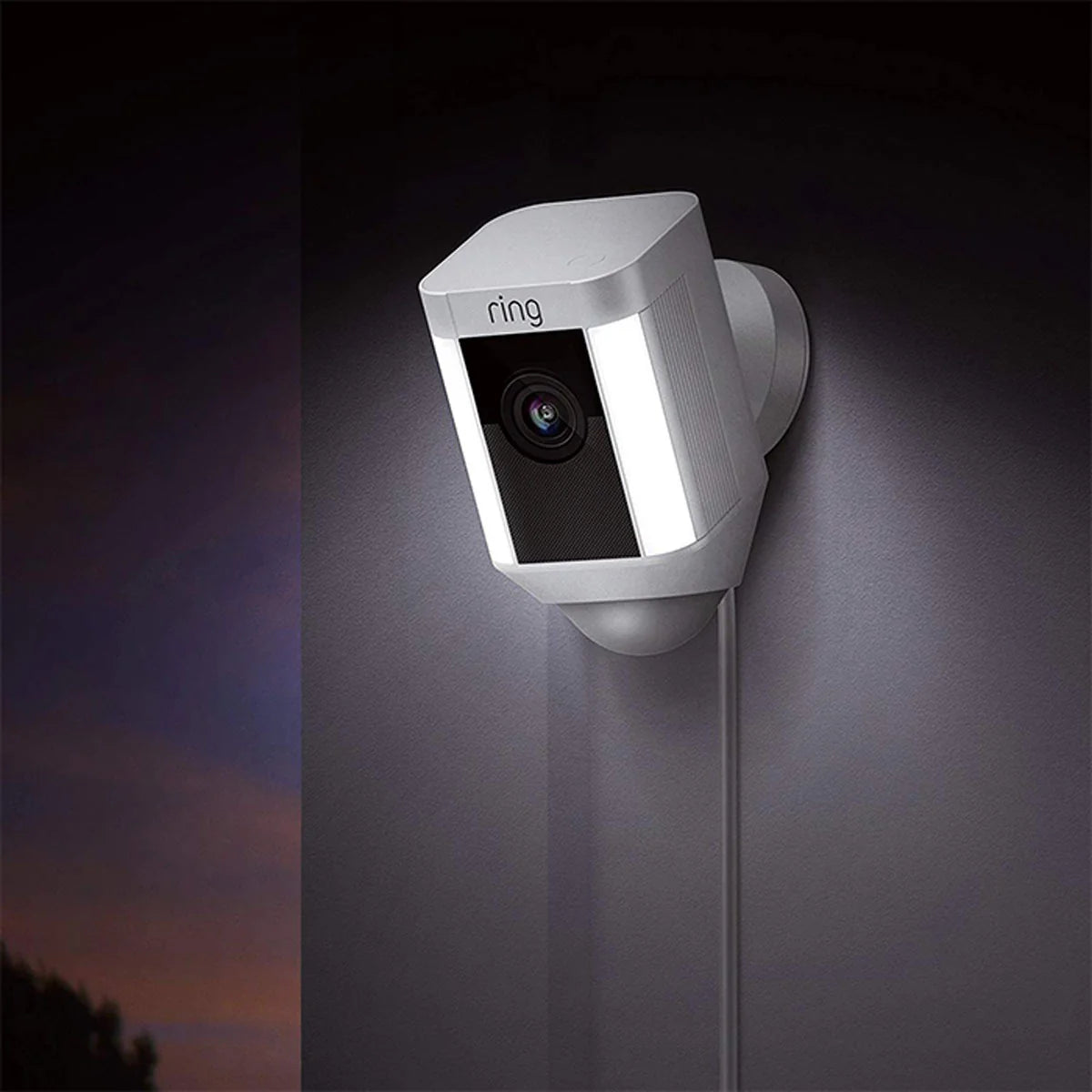 كاميرا Ring Spotlight Cam 1080p خارجية مزودة بخاصية Wi-Fi مع رؤية ليلية